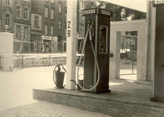 Vollautomatische Tankstelle der Autokraft in Kiel ca. 1955
